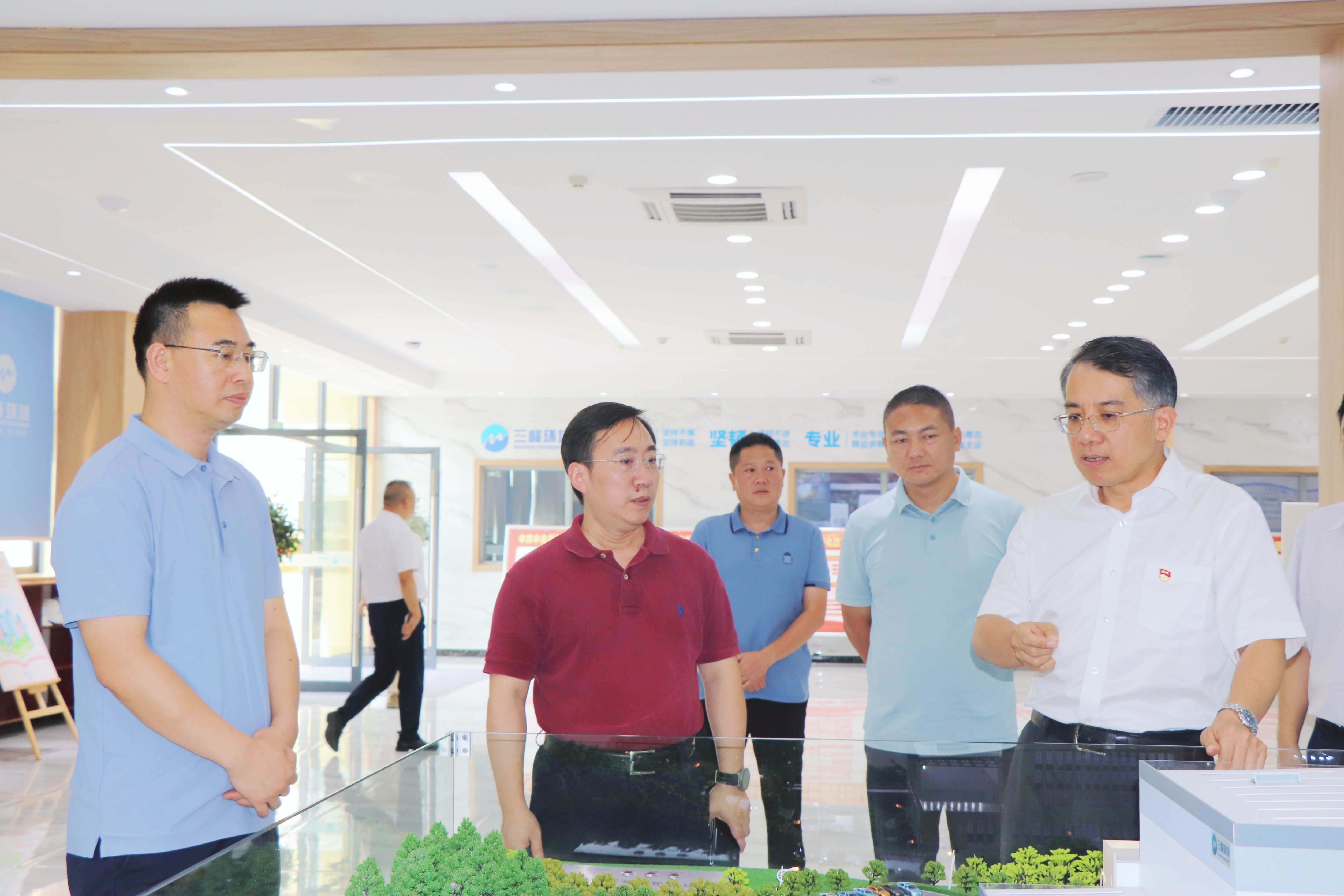 重慶市城市管理局黨組成員、副局長(zhǎng)李昌良到秀山三峰公司調(diào)研