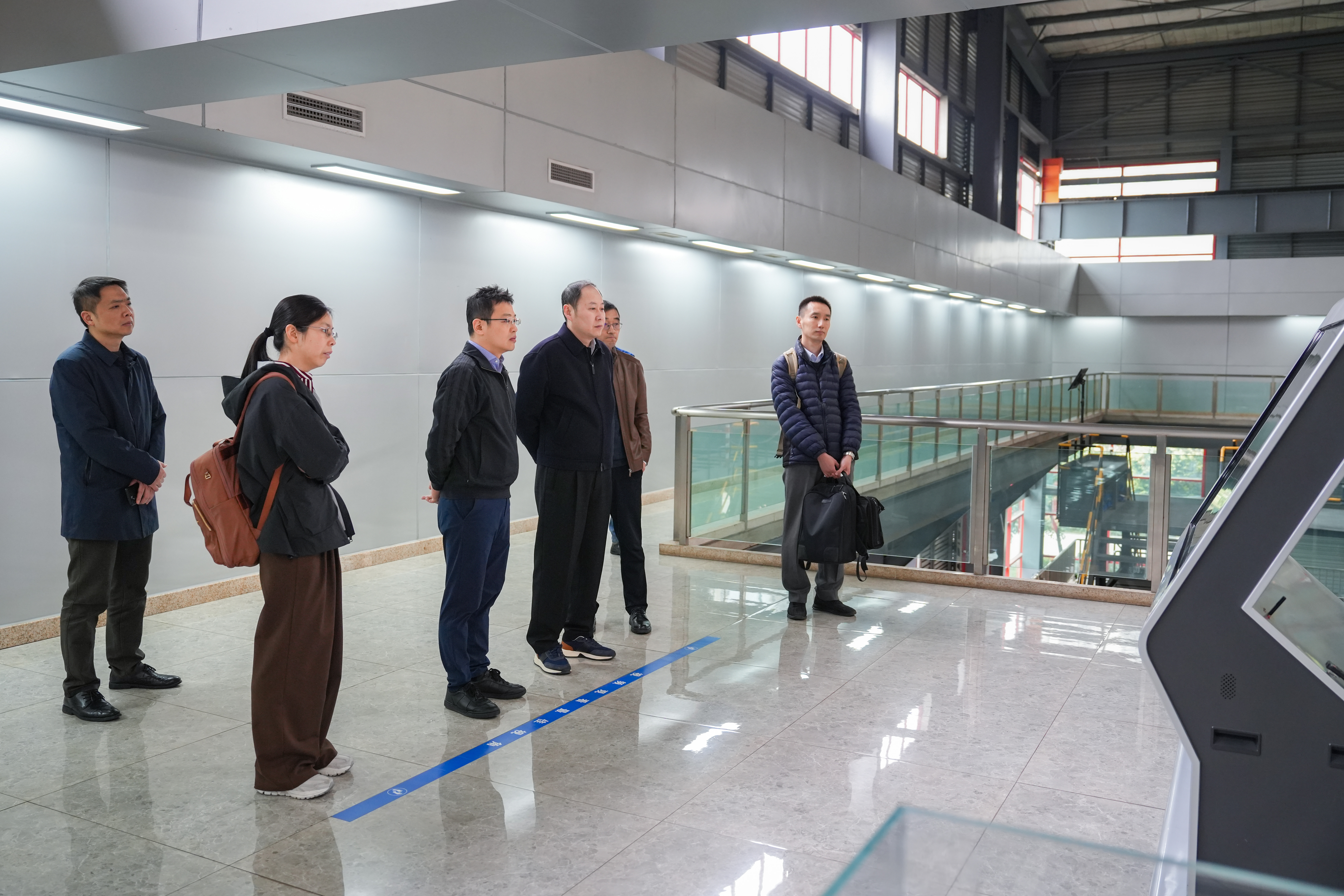 中信環(huán)境黨委委員、副總經(jīng)理王松一行到三峰環(huán)境集團(tuán)考察交流